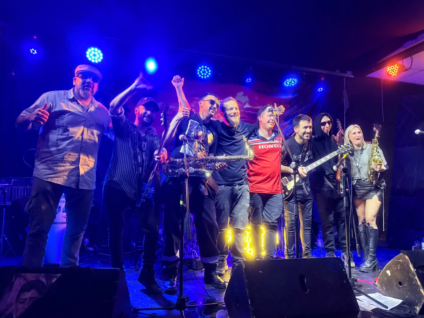La Camorra arriba del escenario al final del show